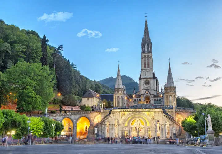 Lourdes sanktuarium: historia, cudowne wody i znaczenie pielgrzymek