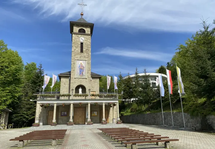 Godziny mszy świętych w sanktuarium Szczyrk: letni i zimowy rozkład